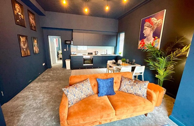Stunning & Stylish 2 Bedroom Apartment! - 5 Minute Walk to the Best Beach! - Great Location - FREE Parking - Fast WiFi - Smart TV - Newly decorated - sleeps up to 4! Close to Bournemouth & Poole Town Centre & Sandbanks