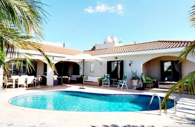Atemberaubende, stilvolle und geräumige Villa mit 3 Schlafzimmern mit eigenem Pool