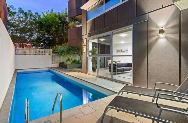 Stunning Sunsets Over Brisbane CBD w/ Pool