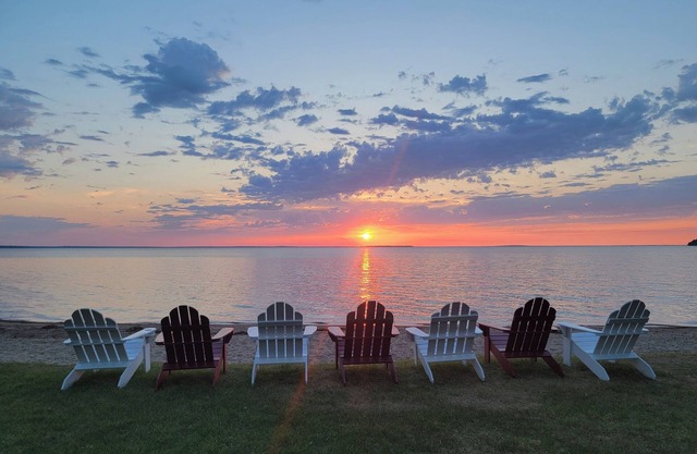 Wunderschöner Sandstrand, geräumiges Seehaus, atemberaubende Sonnenuntergänge! 107 'sandiges Ufer