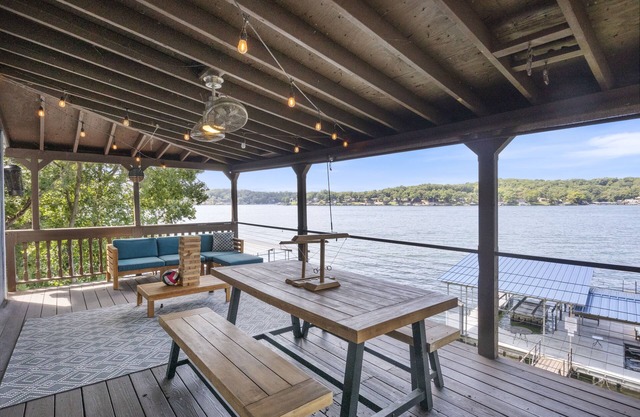 Stunning Sunsets, Vibrant Bars and Restaurants at the Waterfront