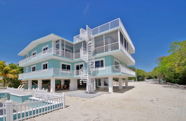 Atemberaubende dreistufige Haus an der Main Key Largo Canal mit einem Pool und Dachterrasse
