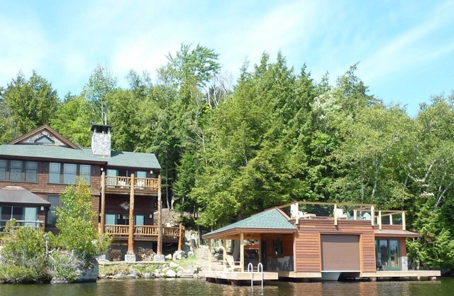 Wunderschöne neue Heimat auf der Upper Saranac Lake mit Bootshaus