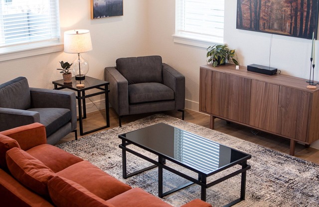 Stunning Townhouse with garage! Central, Cozy, Close to Parks