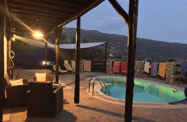 Atemberaubende traditionelle Villa mit eigenem Pool, großen Gärten und herrlichem Meerblick