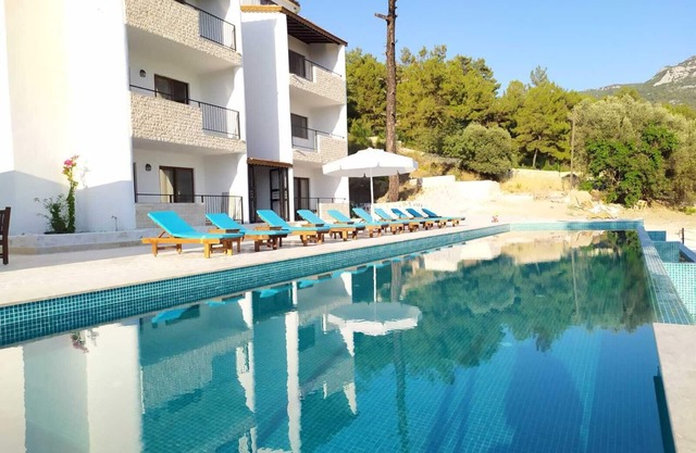 Stunning Turquoise Retreat with 25m infinity pool and Yoga/Activity Studio