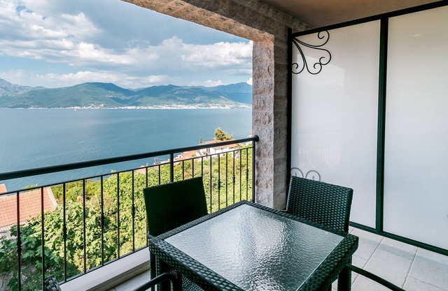 Atemberaubende Zwei-Zimmer-Penthouse-Wohnung mit herrlicher Aussicht und Pool