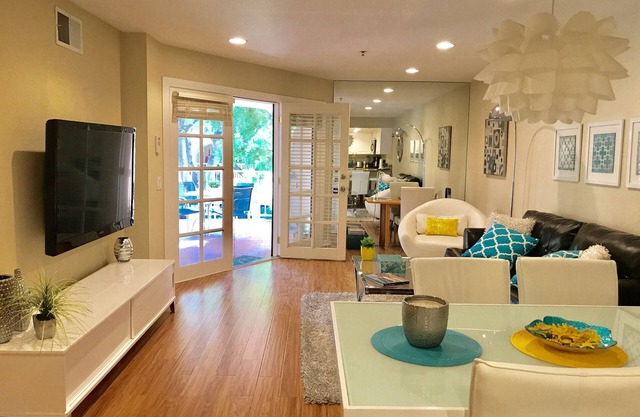 * NEU * Palm Springs Deauville Luxury Remodeled Condo, zu Fuß in die Innenstadt