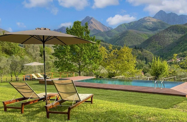Wunderbare Aussicht, stilvolle Villa, privater Infinity-Pool, Restaurant zu Fuß