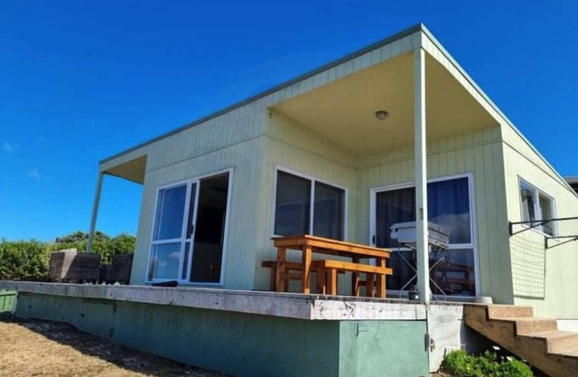 Stunning views of the bay - 2 min to the beach!