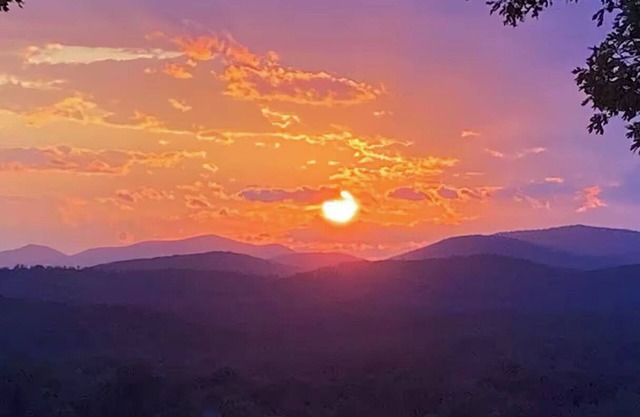 Stunning View at the Lotus View Retreat in Yogaville/ Cabin