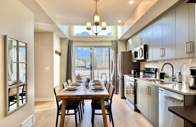 Stunning View New Townhome Sleeps 11 AC and Hot Tub
