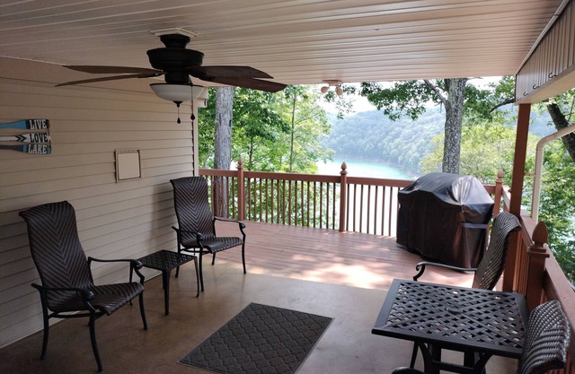 Gemütliche Lakefront Cabin - Bootsanleger & atemberaubender Blick auf den Lake Cumberland!
