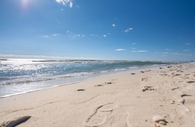 Stunning Views & Budget-Friendly, Gulf Front OASIS, Community Pool! Well Stocked