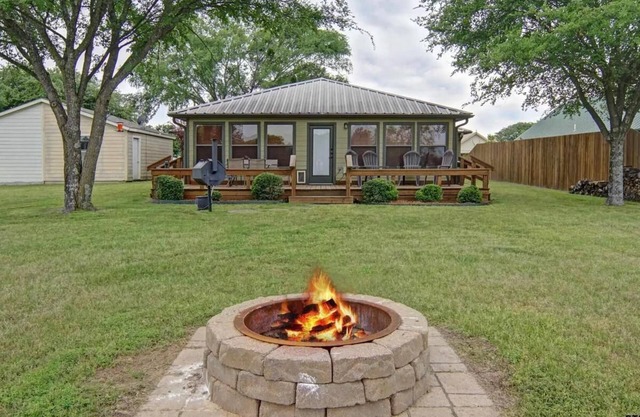 Lake Fork! Stunning views! Firepit & Pool Table!