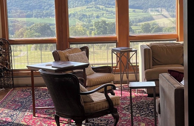 Stunning views & charming spacious 4-BR home pool and fireplace in Copake Falls