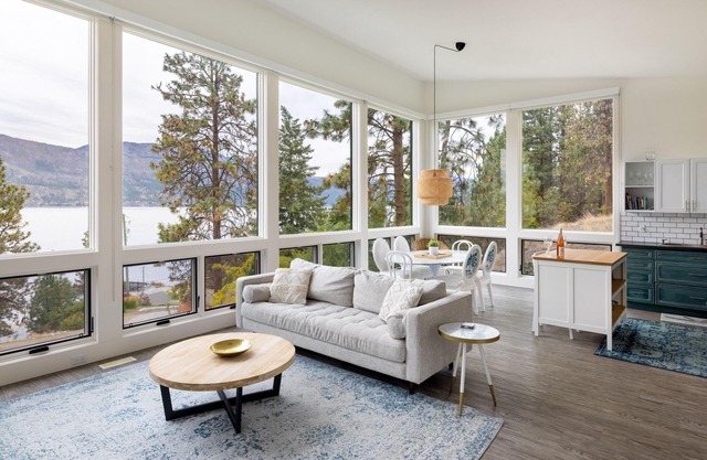 Stunning views, clean & modern. Walk to the beach, wineries, cafe & orchards