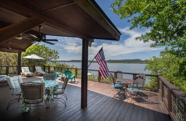 Einen atemberaubenden Blick! Bezaubernde Halbinsel Lake Front Home mit Dock, Kajaks, Wandern