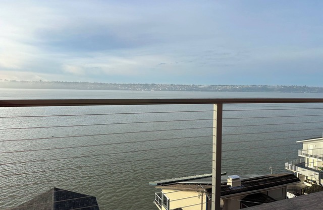 Stunning views of Commencement Bay & Mount Rainier in this 1 bedroom apartment.