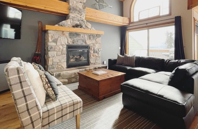 Stunning Views, Private Hot Tub, Sleeps 14