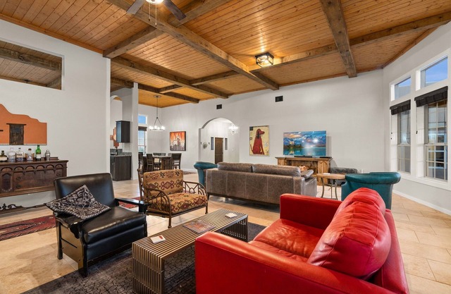 Stunning Views, Privacy, Dog-friendly Fenced Yard, King Beds, Monthly Discounts.
