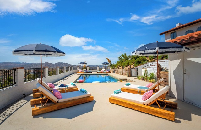 Stunning Views, Speakeasy Bar, Pool, Hot Tub, Sauna, Cold Plunge, Outdoor dining