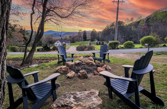 Stunning View, 2/1 Cottage, Firepit, Creek, Pets Welcome