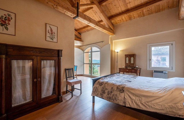 Stunning villa for 7 guests with WIFI, balcony and parking