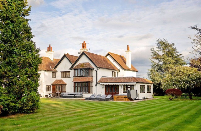 Stunning villa for 16 people with WIFI, hot tub, pets allowed and parking