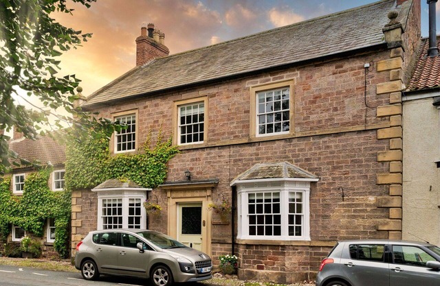 Stunning villa for 14 guests with hot tub, WIFI, TV, pets allowed and parking