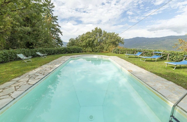 Schönes Ferienhaus mit W-LAN, privatem Pool, TV, Innenhof, Haustiere erlaubt und Parkplatz