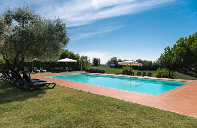 Schönes Ferienhaus für 10 Gäste mit Pool, W-LAN, TV, Haustiere erlaubt und Parkplatz