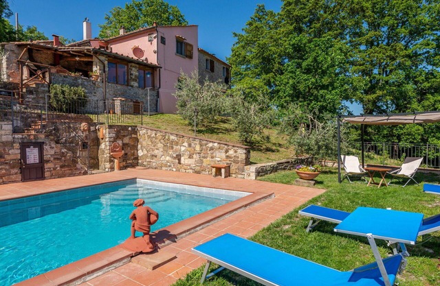 Atemberaubendes Ferienhaus mit W-LAN, privatem Pool, TV, Terrasse, Haustiere erlaubt und Parkplatz