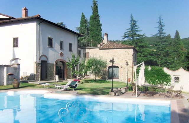 Schönes Ferienhaus für 2 Gäste mit Pool, TV, Innenhof und Parkplatz