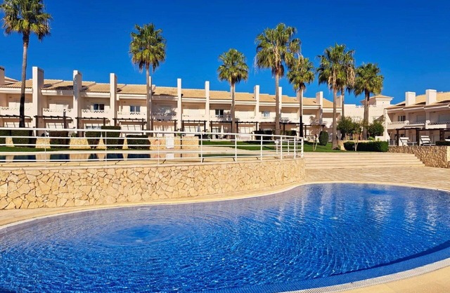 Wunderbares Ferienhaus für 4 Gäste mit W-LAN, Klimaanlage, Pool, TV, Terrasse und Parkplatz