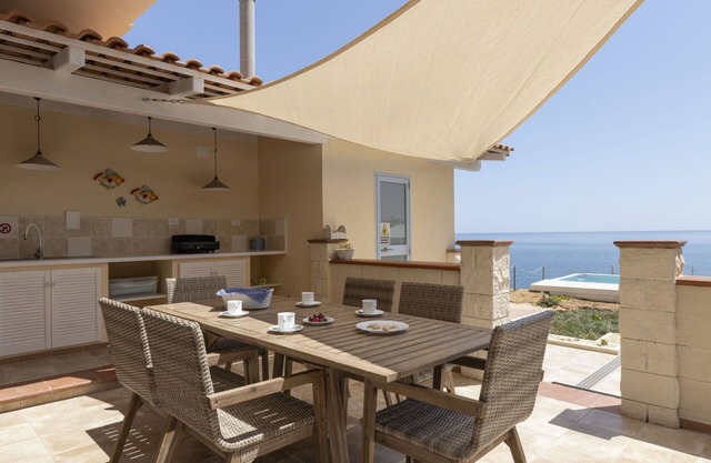 Schönes Ferienhaus mit W-LAN, Klimaanlage, privatem Pool, TV, Terrasse und Parkplatz