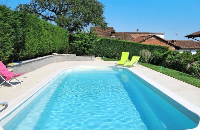 Schönes Ferienhaus für 8 Personen mit privatem Pool, W-LAN, TV, Innenhof und Parkplatz
