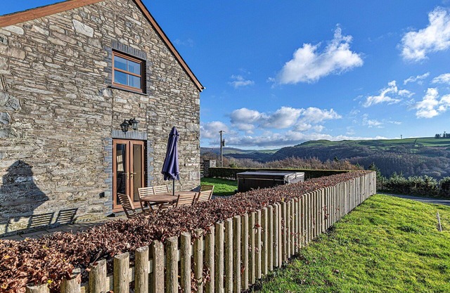 Atemberaubendes Ferienhaus für 6 Leute mit Whirlpool, W-LAN, TV, Haustiere erlaubt und Parkplatz