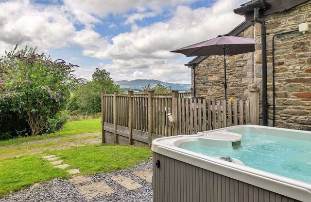 Wunderbares Ferienhaus mit Whirlpool, W-LAN, Terrasse, Haustiere erlaubt und Parkplatz