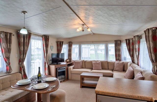 Schönes Ferienhaus für 6 Gäste mit Pool, W-LAN, Terrasse, Haustiere erlaubt und Parkplatz