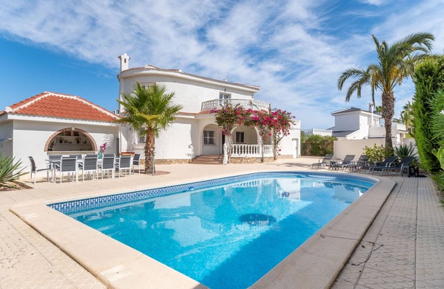 Wunderschöne Villa mit privatem Pool, Terrasse, Balkon, Klimaanlage und WLAN
