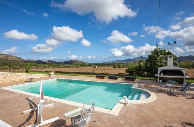 Stunning Villa W/ Swimmping Pool&Private Parking!