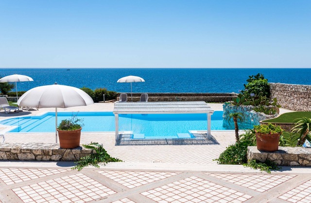 Atemberaubende Villa mit Pool und direktem Zugang zum Meer