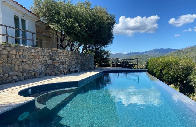 Stunning villa with infinity pool, only 5 minute walk from the beach