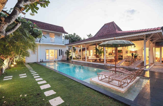 Atemberaubende Villa mit Pool neben dem Strand