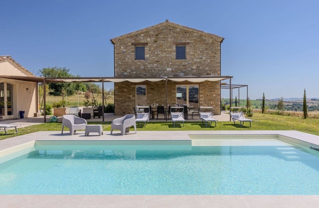 Wunderschöne Villa mit Pool in den Hügeln, auf halbem Weg zwischen Meer und Berg