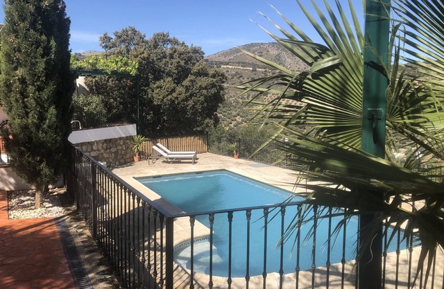 Atemberaubende Villa mit privatem Pool und Bergblick
