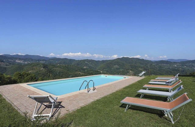 Schönes Ferienhaus mit privatem Pool, W-LAN, TV, Veranda, Panoramablick und Parkplatz, bei Lucca
