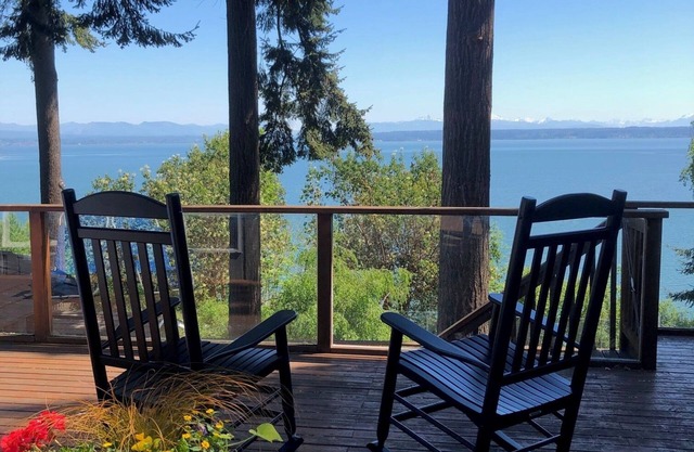Stunning water & mountain view; hot tub, sport court! Sleeps 10. Pet friendly!