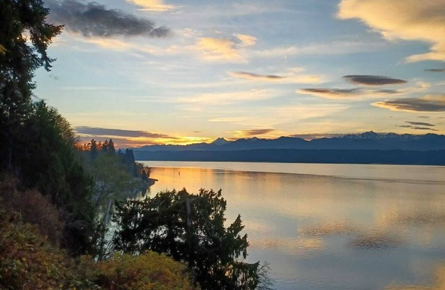 Atemberaubende Aussicht auf die Berge beim Edgewater Bluff Retreat